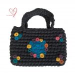 Bolsa gris con círculos azul amarillo y rosa crochet