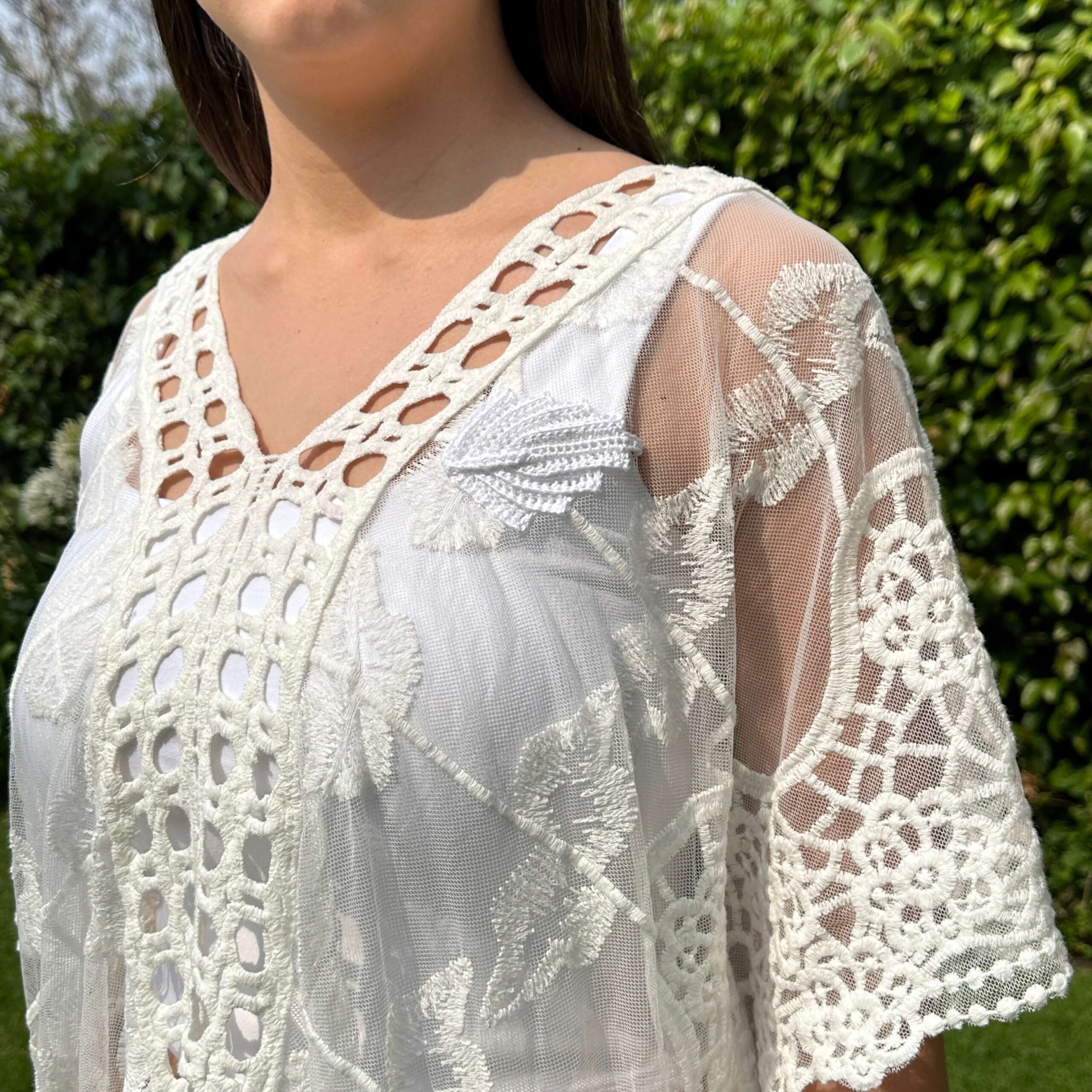 Two Sisters Salida de Playa Tipo Blusa Verano Ligero Pareo con Detalle Crochet para Mujer Talla Única (Blanca) - Imagen 5