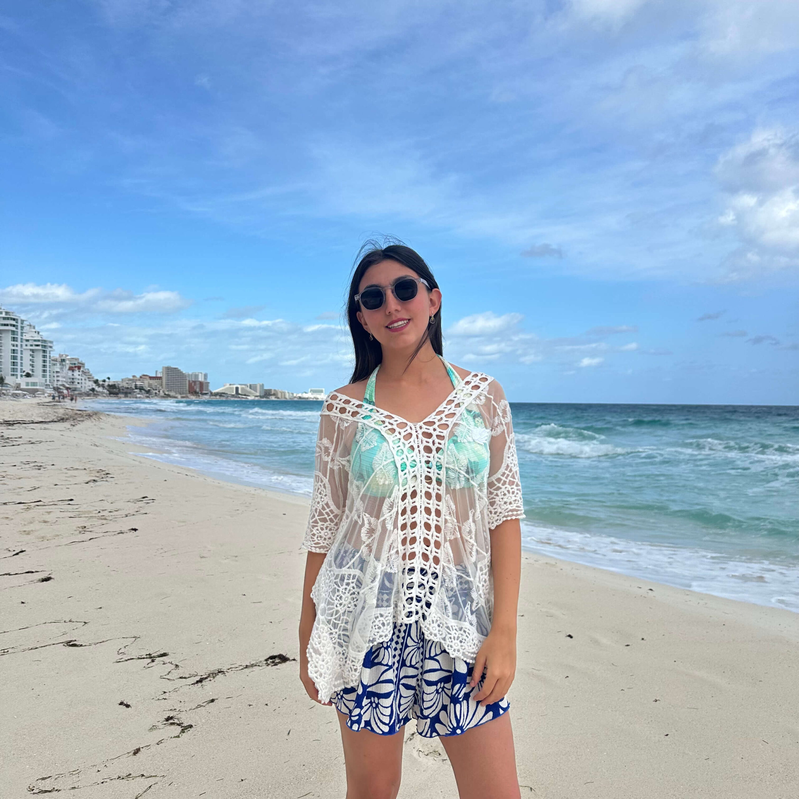 Two Sisters Salida de Playa Tipo Blusa Verano Ligero Pareo con Detalle Crochet para Mujer Talla Única (Blanca) - Imagen 4