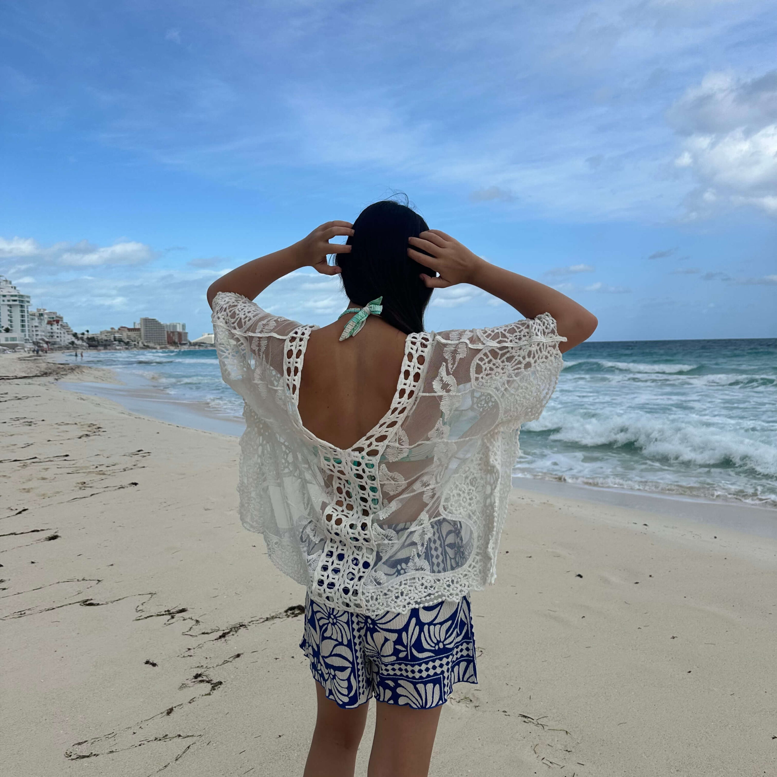 Two Sisters Salida de Playa Tipo Blusa Verano Ligero Pareo con Detalle Crochet para Mujer Talla Única (Blanca) - Imagen 3
